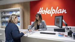 Kundin in einem Hotelplan-Reisebüro: Dank der Online-Konkurrenz spielt der Wettbewerb, auch wenn nun Hotelplan zum deutschen Dertour-Konzern gehört.