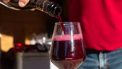 Am Image des Lambrusco wird gerade kräftig gefeilt. Wer im Sommer in Italien unterwegs ist, sollte in Modena einen Stopp einlegen und sich in einer der trendigen Wein-Bars durch das Lambrusco-Angebot trinken.
