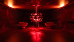 Salone del Mobile: Der italienische Filmemacher Paolo Sorrentino schuf eine Wohnlandschaft, die Besucher im Liegesessel geniessen konnten.