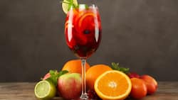 Eines der bekanntesten Sommer-Mix-Getränke auf der Basis von Wein ist Sangría, die man nach eigenem Gusto zusammenstellen kann.