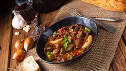 Cabernet Franc passt gut zu Schmorgerichten. Reichlich Zwiebeln und Knoblauch in einem Gulasch steckt der Wein locker weg.