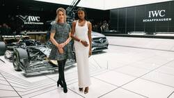 Die 35-mm-Ingenieur an der Watches and Wonders am Hand- gelenk von IWC-CMO Franziska Gsell (l.) und Schauspielerin Simone Ashley.