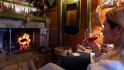 Vor dem Kaminfeuer ein Glas Rosé geniessen, während im Ofen die dazu passenden Bratäpfel schmoren, ist ein aussergewöhnliches Wintervergnügen.