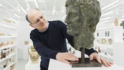 Unternehmer und Sammler Jean Claude Gandur in der ägyptischen Sammlung seiner Stiftung.