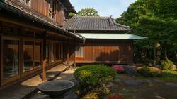 Garten des Kyu Asakura, ein traditionelles japanisches Haus aus der Taisho-Zeit, Kanto-Region, Tokio, Japan