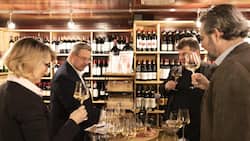 An der Blindverkostung im Weinkeller des Restaurants Carlton in Zürich (v.l.): Ursula Beutler von der Kellerei GVS, Philipp Schwander von Selection Schwander, BILANZ-Redaktor Marc Kowalsky und Nikolas von Haugwitz, CEO von Mövenpick Wein.