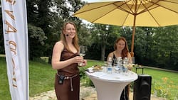Dagmar Kopečková präsentiert ihre Moravino-Weine auf der Terrasse der Villa Tugendhat in Brünn.