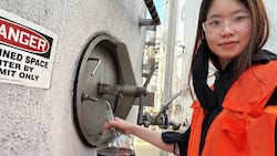 Erstautorin der Tannin-Studie, Yanxin Lin, bei einer Probenentnahme. Das Forscherteam analysierten den Tanningehalt von 22 Rot- und 20 Weissweinen im Rahmen der Studie.