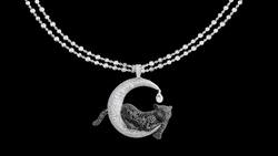 Anhänger mit schwarzen und weissen Diamanten aus der Red-Carpet-Kollektion von Chopard: Ein Panther ruht auf einer Mondsichel.