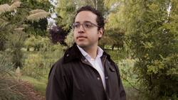 Hamza Lemssouguer auf seinem Bauernhof außerhalb von London.