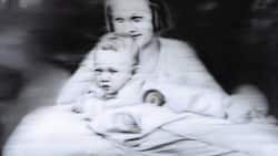 «Tante Marianne», 1965, 100 × 115 cm, Öl auf Leinwand. Der vier Monate alte Gerhard Richter, im Hintergrund seine Tante Marianne, die von den Nazis ermordet wurde.