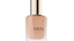Estée Lauder: Double Wear Stay-in-Place Makeup, mit Hyaluronsäure, Niaciamid und Braunalgen-Extrakt, in 54 Farbtönen erhältlich, 30 ml, Fr. 64.–.