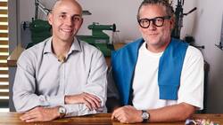 Stefan Kudoke und Manuel Emch von Louis Erard (rechts) machen mit einer Uhr gemeinsame Sache.