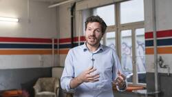 Co-Gründer und CEO Jan-Philip Schade hat mit dem Ausstieg aus dem Direktkunden-Business Kaspar& auf den Wachstumspfad geführt.