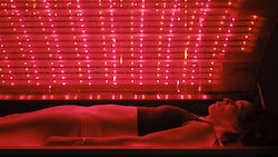 Rotlichttherapien sollen die Energie steigern und das Erscheinungsbild der Haut verbessern.