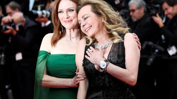 Caroline Scheufele in Cannes: Am Handgelenk die Happy Sport, im Arm Julianne Moore.