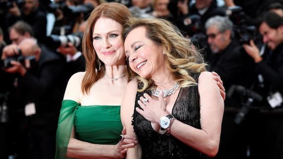 Caroline Scheufele in Cannes: Am Handgelenk die Happy Sport, im Arm Julianne Moore.