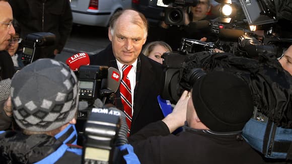 Der ehemalige SAirGroup Konzernchef Mario Corti stellt sich Medienvertretern am Montag, 22. Januar 2007, vor dem Buelacher Bezirksgericht. (KEYSTONE/Walter Bieri)