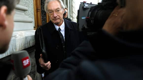 Der Angeklagte Rolf Erb verlaesst das Winterthurer Bezirksgerichts, am Montag, 23. Januar 2012, in Winterthur. Erb hat seinen Antrag um Verschiebung des Prozesses am Bezirksgericht Winterthur nicht durchgebracht. Der Sohn des Mitte 2003 verstorbenen Firmengruenders Hugo Erb muss sich wegen Betrugs, Urkundenfaelschung und Schaedigung der Glaeubiger verantworten. (KEYSTONE/Steffen Schmidt)