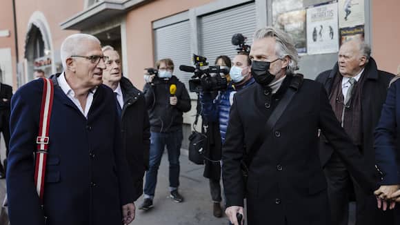 Der ehemalige Raiffeisenchef Pierin Vincenz, links, Anwalt Lorenz Erni, Mitte, und Beat Stocker, rechts, erscheinen nach einem Unterbruch zum Raiffeisen-Prozess des Zuercher Bezirksgerichts vor dem Volkshaus, am Dienstag, 25. Januar 2022, in Zuerich. 