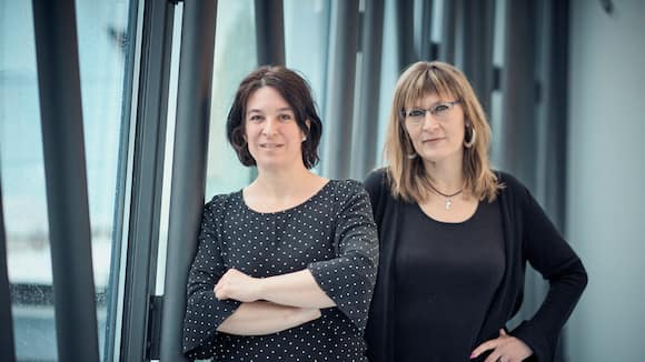 Sylvie Chenaux (l.), 49, und Rachel Monard, 44, Miniaturmalerinnen, Ulysse Nardin, Le Locle.