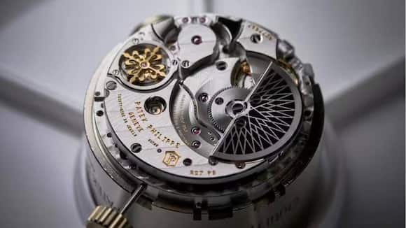 Feine Mechanik: Das Kaliber einer Fortissimo und darunter die Klangfeder – eine Woche Arbeit vom Rohling bis zum klingenden Stück.