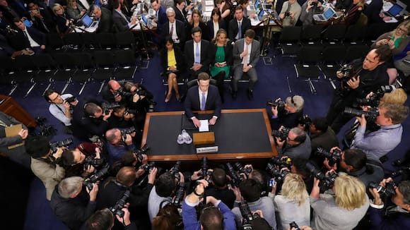 BILDPAKET -- ZUM JAHRESRUECKBLICK 2018 PEOPLE, STELLEN WIR IHNEN HEUTE FOLGENDES BILDMATERIAL ZUR VERFUEGUNG -- Facebook CEO Mark Zuckerberg arrives to testify before a joint hearing of the Commerce and Judiciary Committees on Capitol Hill in Washington, Tuesday, April 10, 2018, about the use of Facebook data to target American voters in the 2016 election. (AP Photo/Pablo Martinez Monsivais)