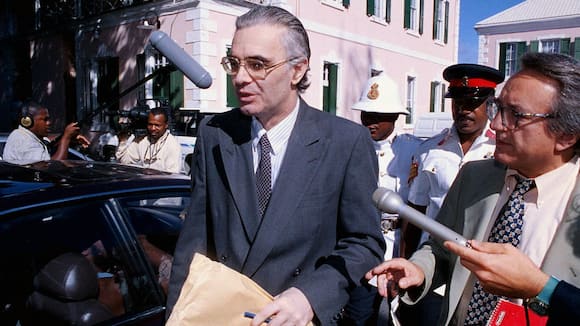 Werner K. Rey (m) gibt am Donnerstag, 16. Oktober 1997, nach der Verhandlung vor dem Appelationshof in Nassau (Bahamas) den wartenden Journalisten, unter anderen Hans-Peter Stalder vom SFDRS, rechts, 