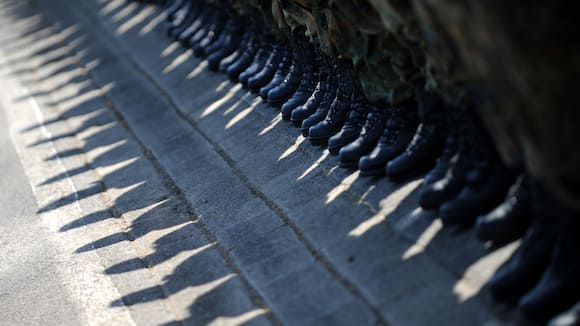 ARCHIV - 05.05.2011, Hessen, Stadtallendorf: Die Schatten von Soldaten sind auf dem Appellplatz der Herrenwaldkaserne zu sehen. Das Bundesverwaltungsgericht in Leipzig verhandelt am 25.10.2018 mehrere Klagen zur Besoldung und Ruhestandsversorgung von Beamten in Niedersachsen. Foto: Uwe Zucchi/dpa +++ dpa-Bildfunk +++ (KEYSTONE/DPA/Uwe Zucchi)