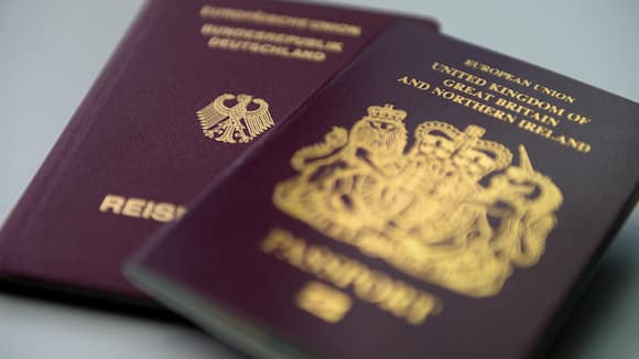 ARCHIV - 06.07.2016, Berlin: Ein britischer und ein deutscher Reisepass. (zu dpa "Bericht: Zahl der Anträge auf deutsche Pässe in Großbritannien steigt" vom 19.10.2018) Foto: Britta Pedersen/dpa-Zentralbild/dpa +++ dpa-Bildfunk +++ (KEYSTONE/DPA/Britta Pedersen)