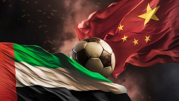 Die Flaggen von China und den Vereinigten Arabischen Emirate und in der Mitte ein Fussball