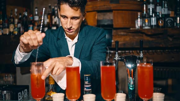 Fabien Theisgen wurde zum Barchef des Jahres 2025 gekürt – und überzeugt im La Réserve Genève mit seiner kreativen Mixkunst.