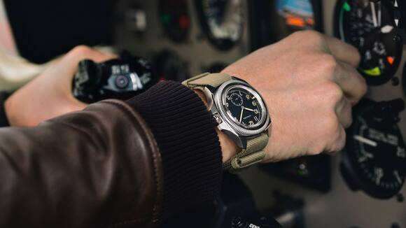 Die Pilot Majetek von Longines am Handgelenk eines Piloten