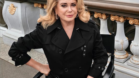Schauspielerin Catherine Deneuve zeigt die neue Cartier Tank Française.