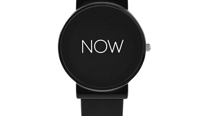 Diese Uhr zeigt nur eine Zeit: Die Now-Watch gilt als eine Metapher für den Träger und die Trägerin.