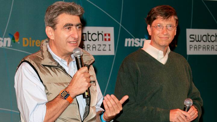 NEW YORK - OCTOBER 20: (L-R) Swatch CEO Nick Hayek and Microsoft CEO Bill Gates attend a press conference for the launch of the new Swatch line "Paparazzi" by Swatch and Microsoft on October 20, 2004 in New York City. (Photo by Peter Kramer/Getty Images)