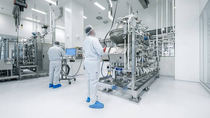 Spezialchemiehersteller Lonza hat einen Vertrag über die Produktion von jährlich 300 Millionen Impfdosen abgeschlossen: Werk in Visp.