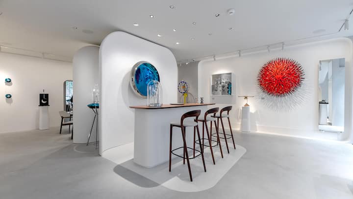 Blick in die M.A.D. Gallery von Max Büsser in Genf. Sie ist ein ­faszinierendes Universum. Zeit­maschinen und mechanische Kunst­geräte sind das Mass aller Dinge.