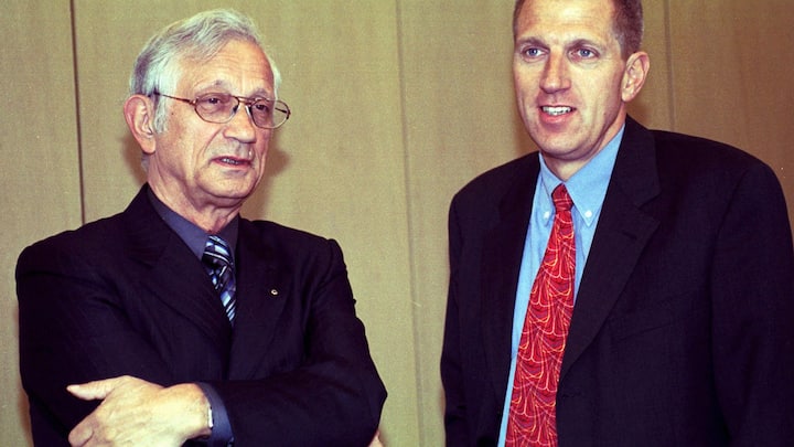 Felix Walker, Vositzender der Geschaeftsleitung des Schweizer Verbandes der Raiffeisenbanken, links, und sein Nachfolger Pierin Vincenz an der Bilanz-Medienkonferenz vom 22. April 1999 in St. Gallen. Sie konnten sich ueber ein ausgezeichnetes Geschaeftsjahr freuen. (KEYSTONE/Regina Kuehne)