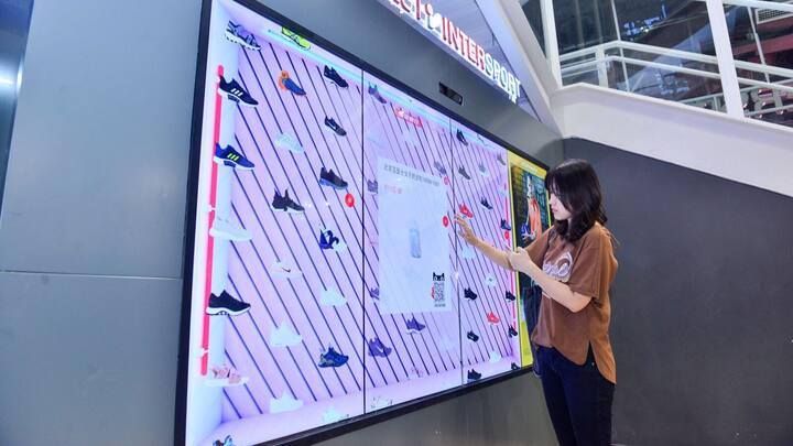  In einem Laden direkt auf einem Big Screen bei Alibaba bestellen: Dieses neue Konzept testet Intersport zurzeit in Peking.