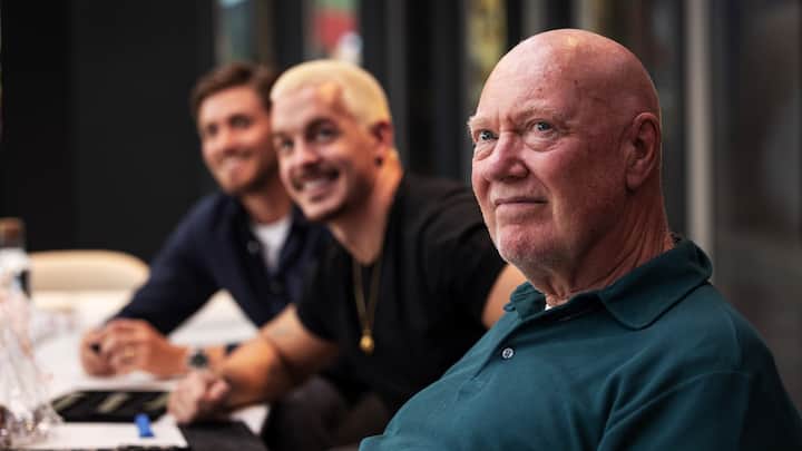 Ben Küffer, Dean Schneider und Jean-Claude Biver sitzen nebeneinander.