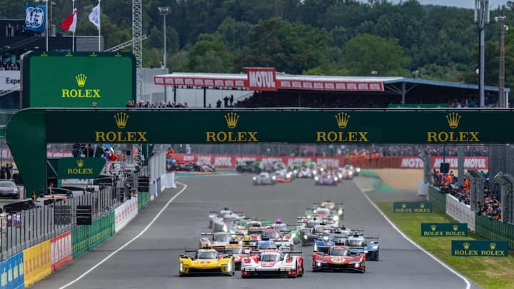 24 heures du Mans - Hour One: #6 PORSCHE PENSKE MOTORSPORT, Porsche 963; Kevin Estre (FRA), Andre Lotterer (DEU), Laurens Vanthoor (BEL), #3 CADILLAC RACING, Cadillac V-Series Racing.R; Sebastien Bourdais (FRA), Renger van der Zande (NLD), Scott Dixon (NZL) and #51 FERRARI AF CORSE, Ferrari 499P; Alessandro Pier Guidi (ITA), James Calado (GBR), Antonio Giovinazzi (ITA) lead the field into the first corner as they start the race le Mans