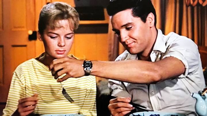 Der King und seine Rolex: Elvis Presley mit einer Uhr der Krone.