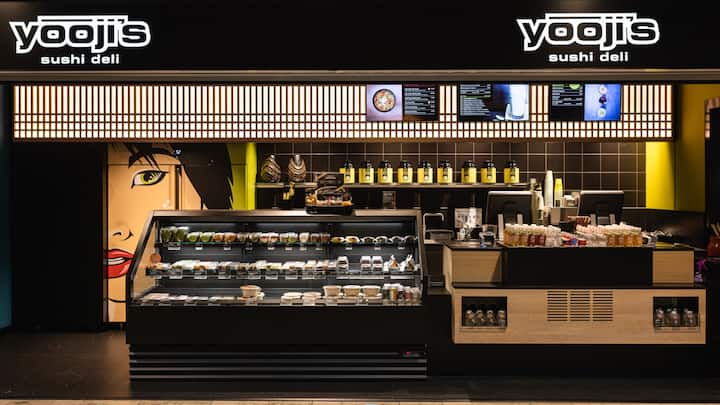 Coop vs. Migros: Gastronomie: Die Migros hat innerhalb ihrer zehn ­Genossenschaften drei unterschiedliche Thai-Gastronomiekonzepte im Angebot. Eines davon heisst Kaimug von der Migros Zürich. Coop setzt in der Gastronomie auf einheitliche Angebote. Darunter japanische Spezialitäten von Yooji’s.