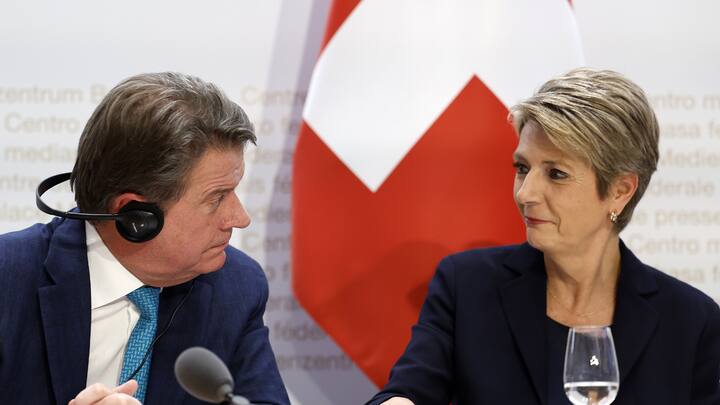 Colm Kelleher, Chairman UBS, left, and Swiss Finance Minister Karin Keller-Sutter, during a press conference, on Sunday, 19 March 2023 in Bern. The bank UBS takes over Credit Suisse for 2 billion US dollars. (KEYSTONE/Peter Klaunzer)