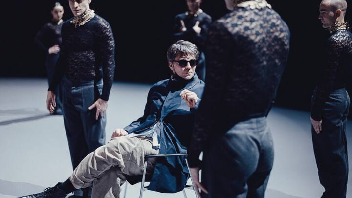 Und auf dem Stuhl Marco Goecke, der ab Sommer 2025 am Theater Basel als Ballett­direktor wirken wird 