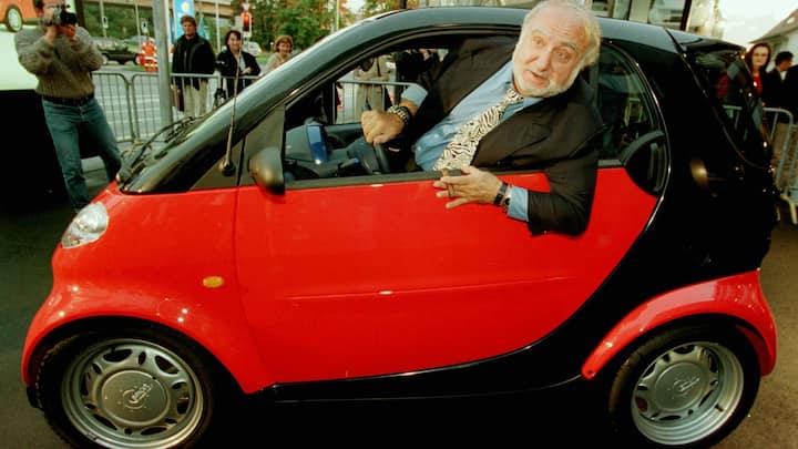 Nicolas Hayek auf Probefahrt mit einem Smart City Coupe am Donnerstag, 1. Oktober 1998, im Smart-Center in Zuerich-Walisellen. Zur Markteinfuehrung des Smart werden die Smart Center am 2. Oktober offiziell eroeffnet. (KEYSTONE/Walter Bieri)