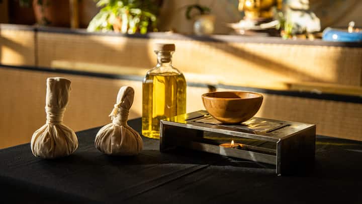 Kräuterstempel und warme Öle werden für die Behandlungen eingesetzt.