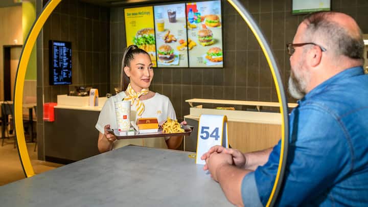 Dadurch hat das Personal Zeit, die Menüs an den Tisch zu bringen. Bald soll die Kundschaft personalisierte Vorschläge beim Bestellen erhalten.