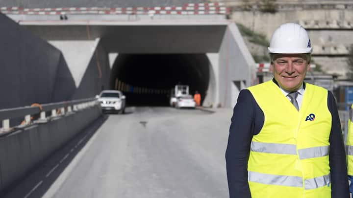 Jacques Melly, Conseiller d'Etat valaisan pose devant le tunnel de Viege (TUVI) lors d'une visite du chantier de l'autoroute A9 en construction ce mardi 17 septembre 2019 a Visp dans le Haut-Valais. (KEYSTONE/Laurent Gillieron)